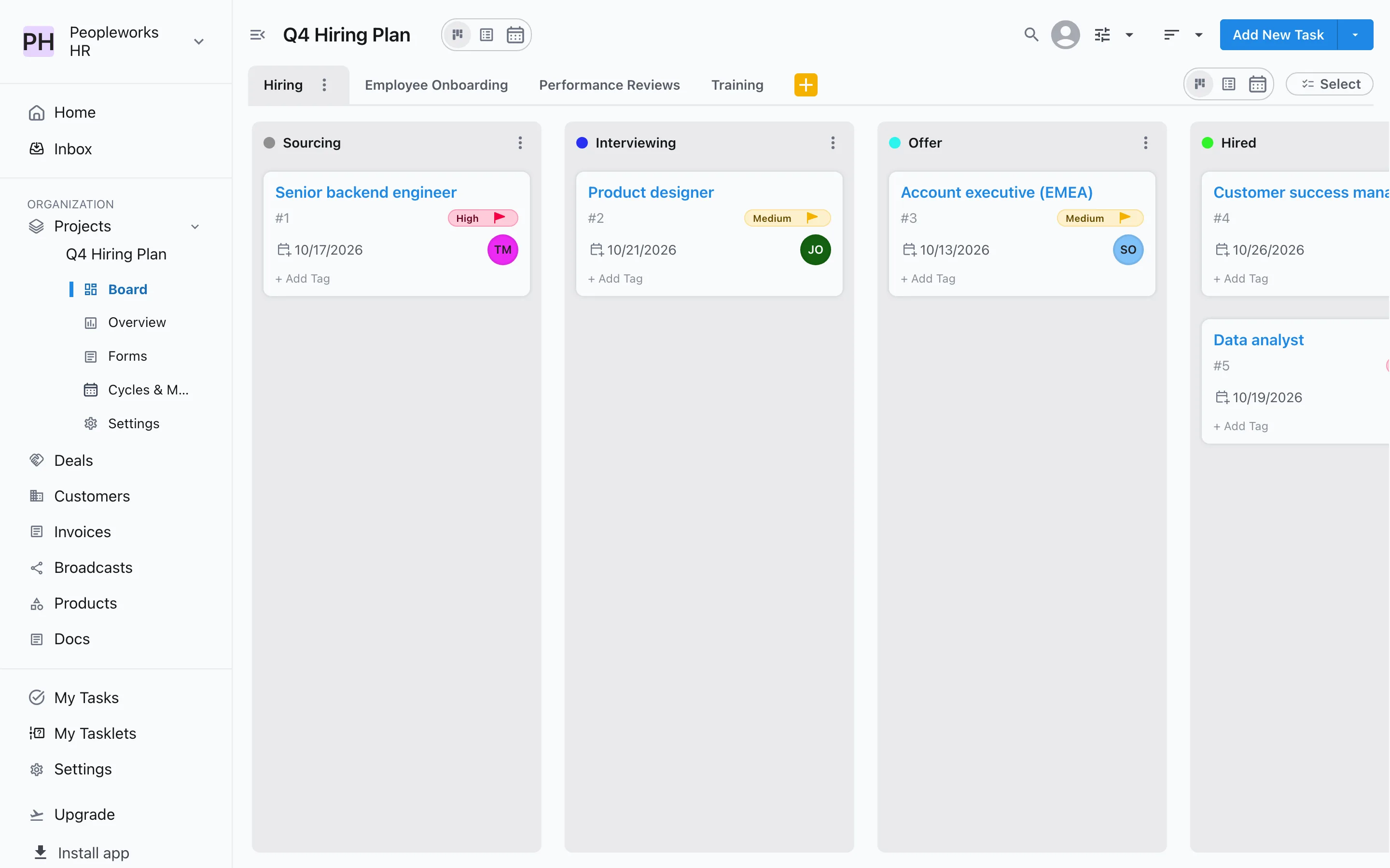 A Slateo board from the HR & Recruiting template: open roles moving through Sourcing, Interviewing, Offer and Hired, with workstreams for onboarding, performance reviews and training.